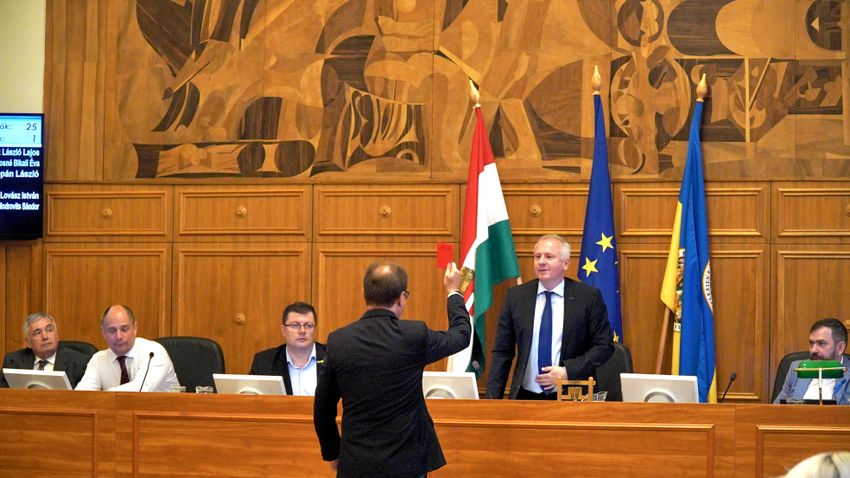 Péter Hoppál ha presentato un cartellino rosso al sindaco di sinistra di Pécs