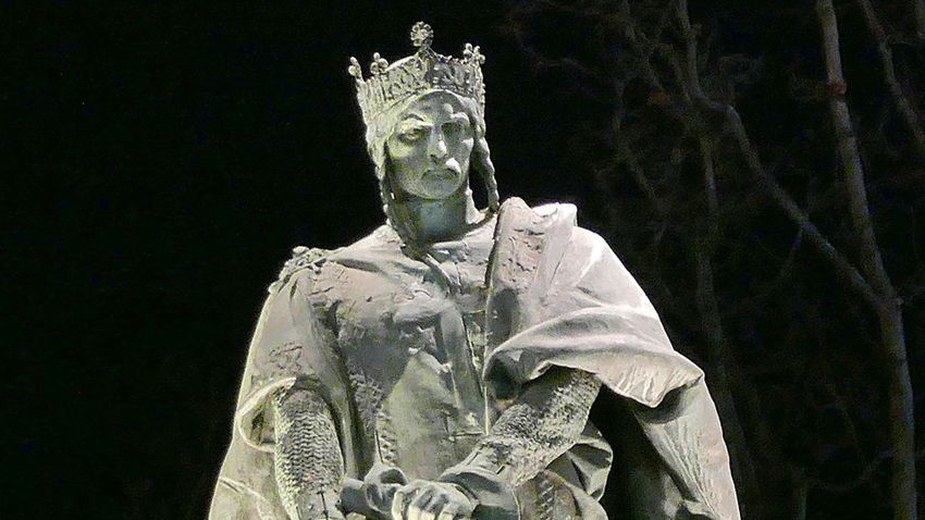 Forrás: Esti megvilágításban II. András király szobra a budapesti Hősök terén a Millenniumi emlékmű kolonnádján (Fotó: MTI/MTVA/Jászai Csaba)