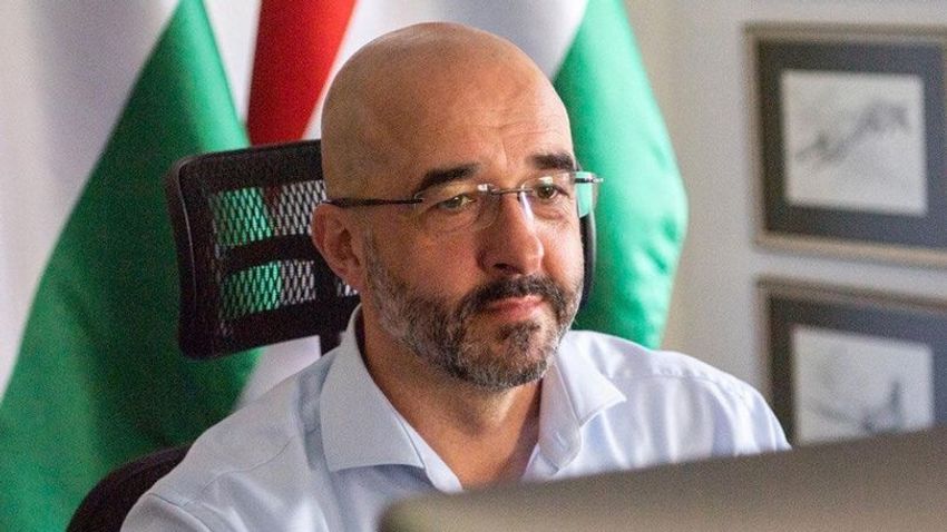 Zoltán Kovács: Ungarn will nicht in diesen Krieg hineingezogen werden