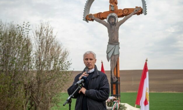 Miklós Kállón Soltész inaugurated a roadside cross