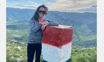 Novák Katalin „nyomában” az AUR: román színekre festették a Székelykő csúcsjelző kövét