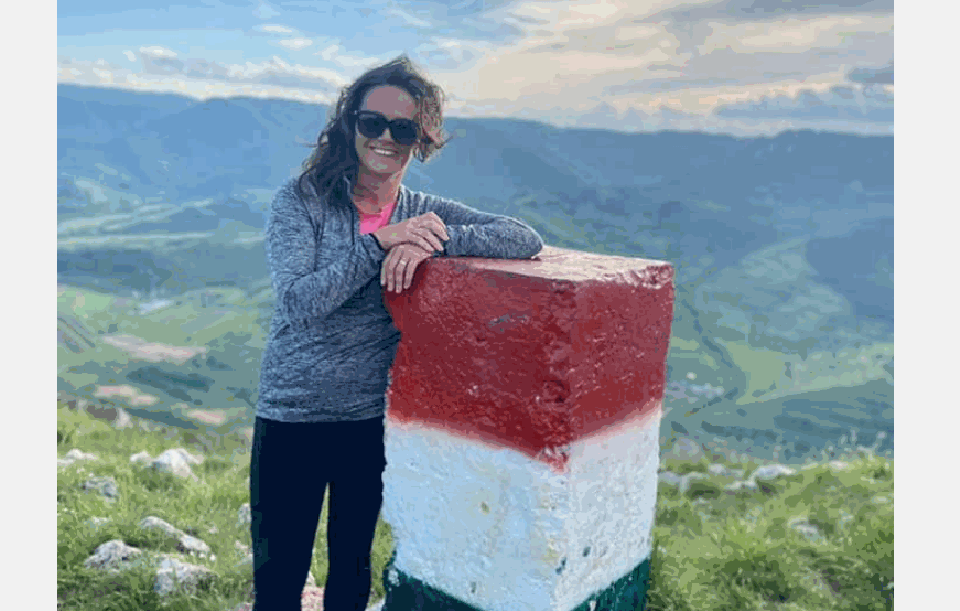 Auf den &quot;Fußstapfen&quot; von Katalin Novák, der AUR: Der Székelykő-Gipfelmarkierungsstein wurde in rumänischen Farben bemalt