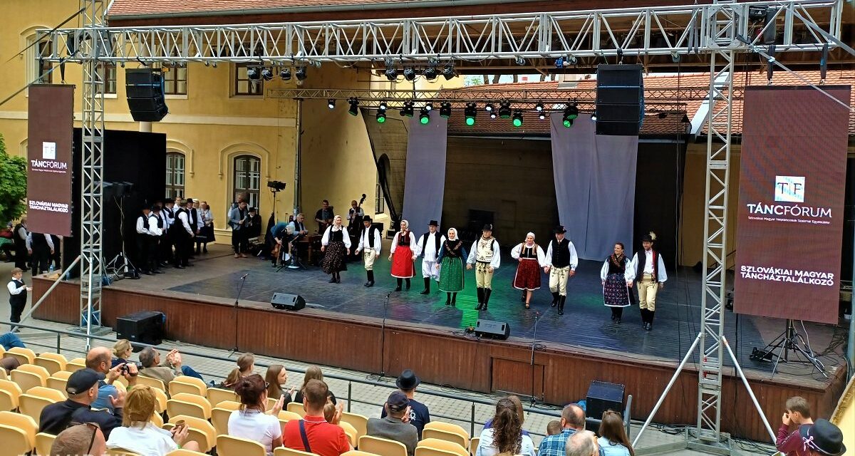 Hungarians from Slovakia with dancing feet