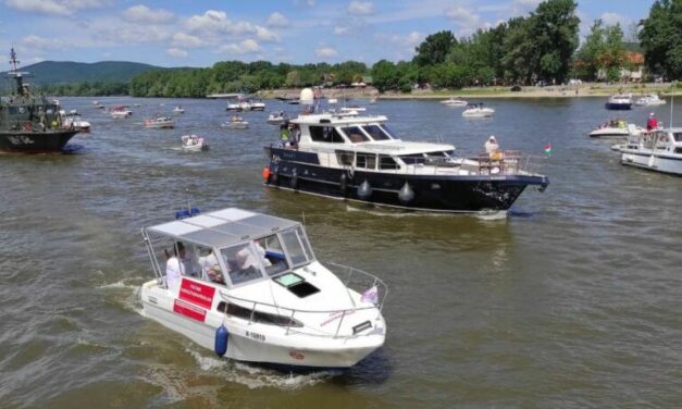 L&#39;estate è stata accolta con una parata di barche nell&#39;Ansa del Danubio