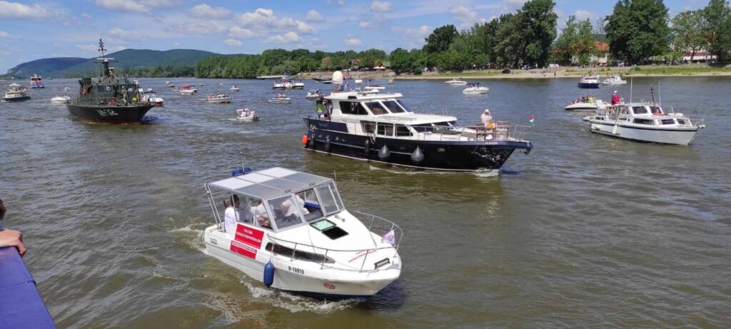 Der Sommer wurde mit einer Bootsparade im Donauknie begrüßt