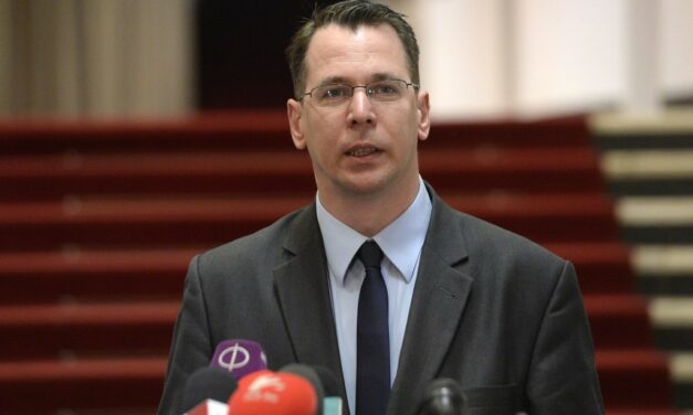 The mayor of Eger banned the pro-government faction from the town hall