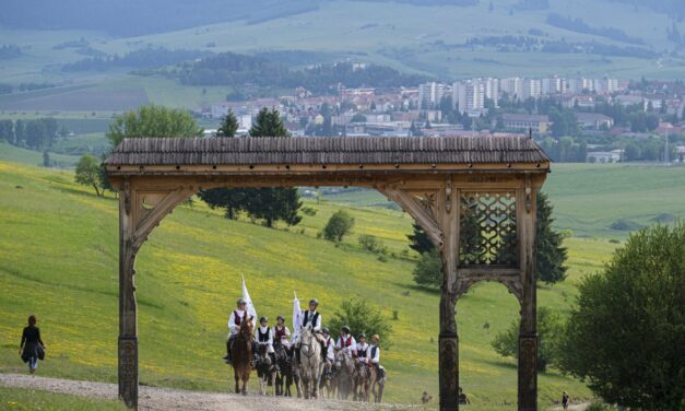 W siodle Csiksomlyo serdecznie powitano konnych pielgrzymów Pięćdziesiątnicy