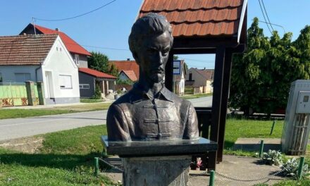 Die Petőfi-Statue in Harást wurde erneut zerstört