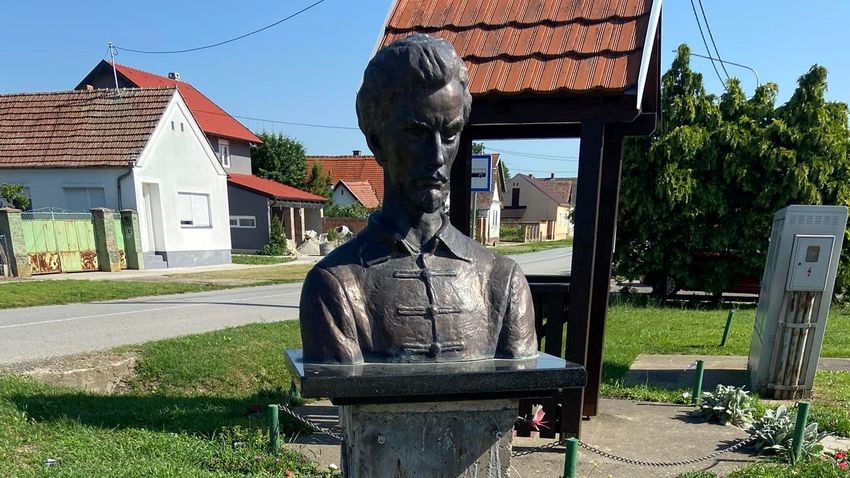 Ismét megrongálták a haraszti Petőfi-szobrot