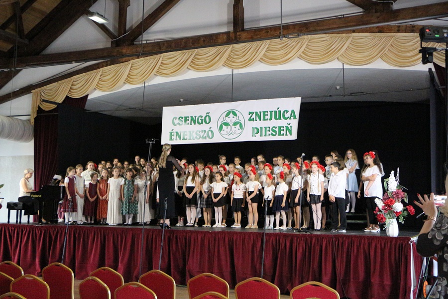 Un canto jingle ha fatto eco alla nostra preghiera nazionale a Érsekújvár