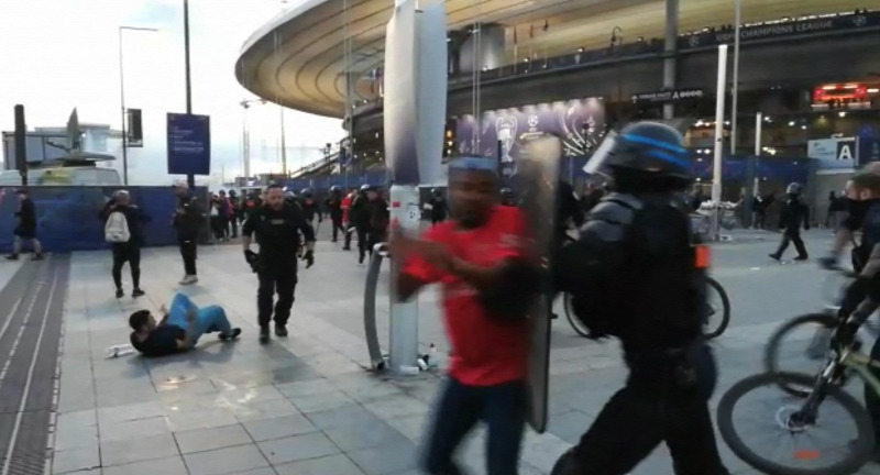 Die französische Polizei hat gelogen: Horden von Migranten randalierten rund um das Stadion!