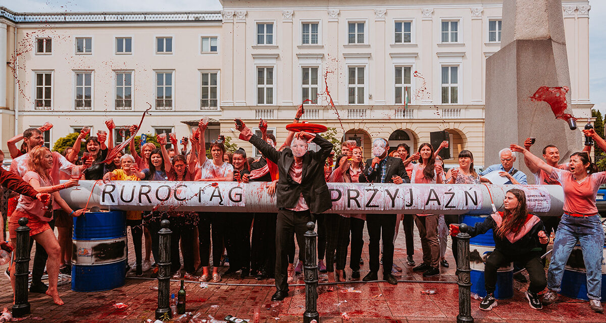 Nehéz szavakat találni a varsói magyar nagykövetség előtt tartott ukránpárti performanszra