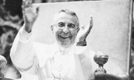 Sie klammerten sich an die weiße Kleidung des &quot;lächelnden Papstes&quot; und baten ihn, Gott zu überzeugen, ein Wunder zu tun!
