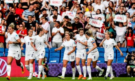 A BBC műsorvezetője szerint túl sok a fehér bőrű lány az angol válogatottban