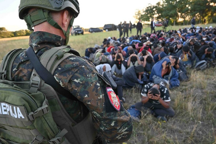 I migranti stanno attaccando nella regione meridionale, la polizia serba si è indurita