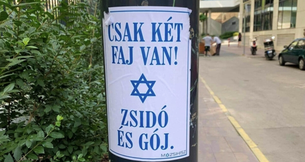 „Csak két faj van! Zsidó és gój” – különös plakátok jelentek meg Budapesten a Mazsihisz logójával