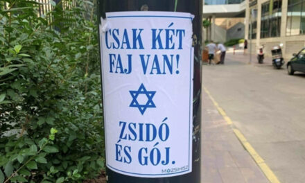 „Csak két faj van! Zsidó és gój” – különös plakátok jelentek meg Budapesten a Mazsihisz logójával