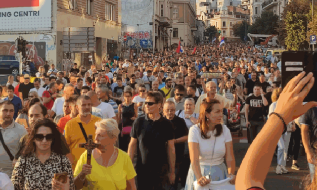Decine di migliaia di serbi hanno protestato contro il Pride