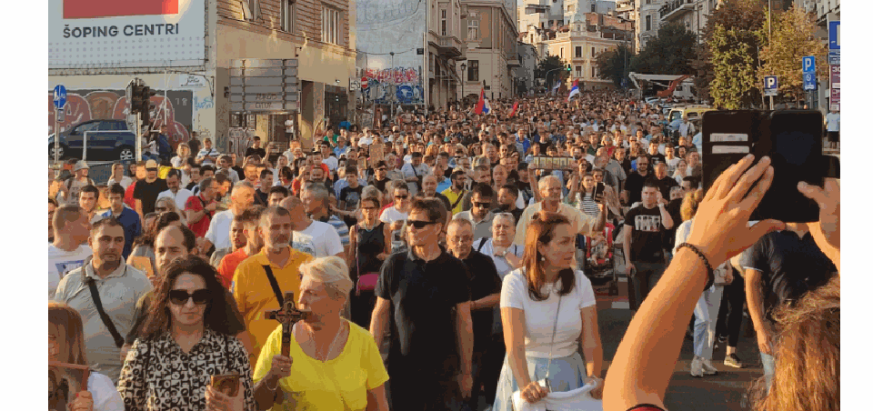 Szerbek tízezrei tiltakoztak a Pride ellen