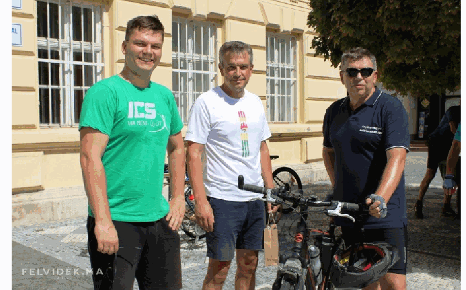 Von Haus zu Haus - Hunderte von Menschen begannen mit dem Fahrrad von Bratislava nach Budapest