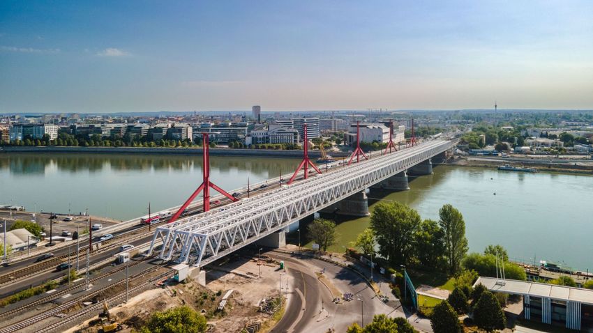 The renovated southern connecting railway Danube bridge was handed over