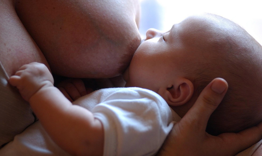 KINCS: secondo gli ungheresi, il latte materno è il modo migliore per nutrire un bambino