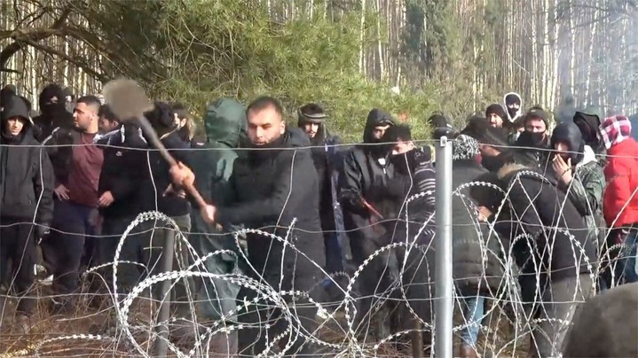 Migranci zaatakowali budowniczych ogrodzenia granicznego