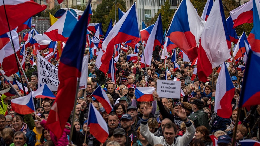 Tízezrek követelték a globalista cseh kormány lemondását