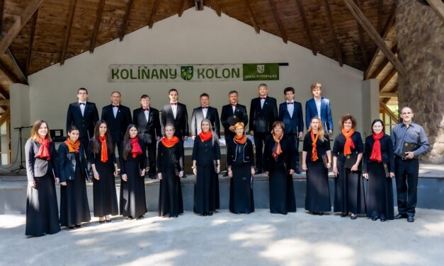 Der Koloni Zobor Hangja Mixed Choir bei einem festlichen Festival