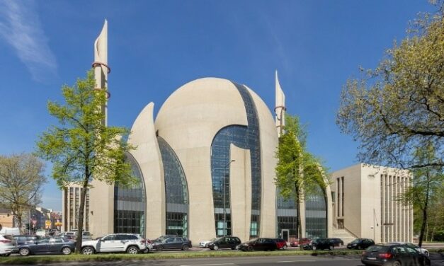 Next to the bell of Cologne Cathedral, the muezzin&#39;s song can be heard already this week