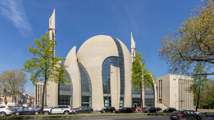 Neben der Glocke des Kölner Doms ist bereits diese Woche das Lied des Muezzins zu hören