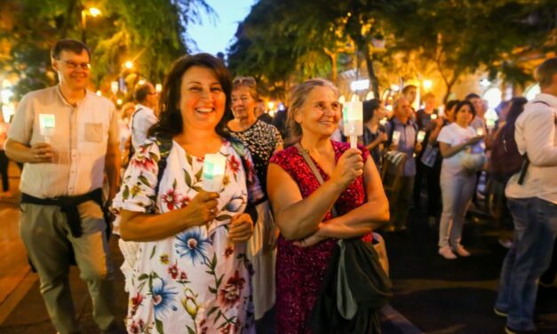 Gyertyás rózsafüzér-körmenetet a békéért a budai Várban