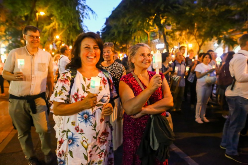 Kerzenlicht-Rosenkranzprozession für den Frieden in der Budaer Burg
