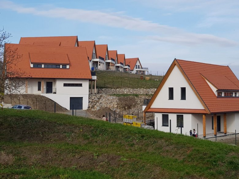 The 21 two-story family houses are lined up on a five-hectare area on the edge of the settlement • Photo: Rostás Szabolcs (This article was copied from the Krónika: https://kronikaonline.ro/erdelyi-hirek/modellerteku-kozossegepites-ajtonban-felszenteltek-a-felujitott-reformatus -a church-was inaugurated-in-the-21-family-home#)