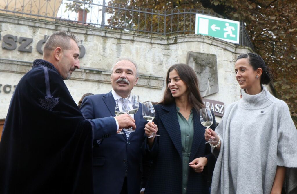 In the cover photo, Mayor György Posta, Minister of Agriculture István Nagy, Government Spokesperson Alexandra Szentkirályi and Zsófia Koncz, Parliamentary State Secretary of the Ministry of Technology and Industry toast with a glass of wine at the opening of the Tokaj Mountains Harvest Days in Tokaj on October 1, 2022. Source: MTI/János Vajda 
