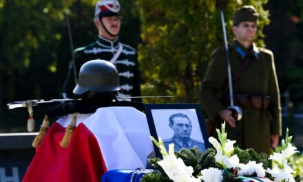 A II. világháborúban elesett 102 magyar hős kapott végtisztességet a Fiumei úti Sírkertben