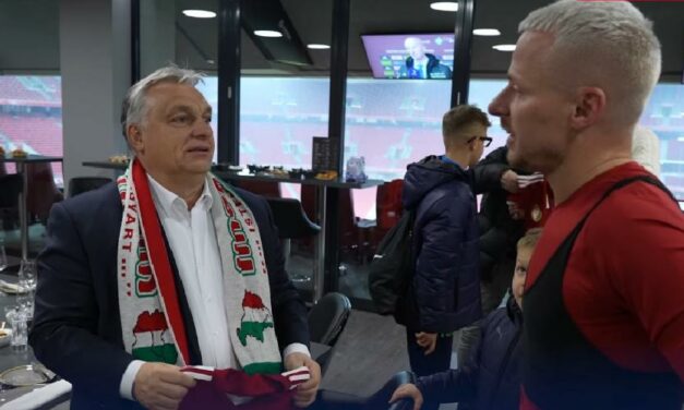 La politica estera rumena è in delirio, Daniel Freund non è stato l&#39;unico ad essere beccato a causa della sciarpa da tifoso di Viktor Orbán