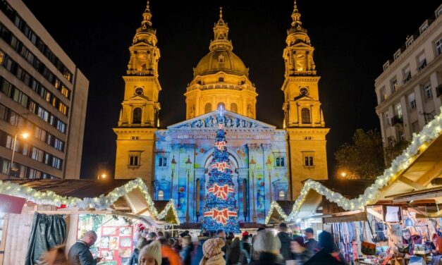 Adventmärkte öffnen in der Innenstadt von Budapest