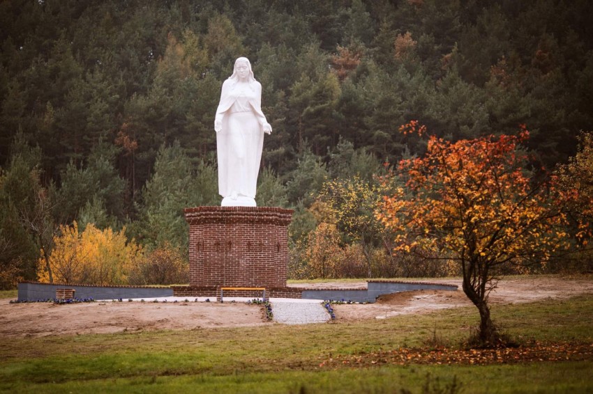 Eight-meter tall statue of Mary in Bükk
