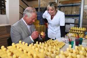 Prince Charles paints ducks in France/Boris HORVAT / POOL / AFP
