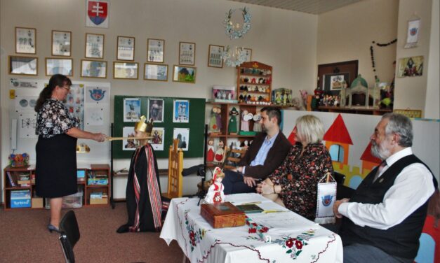 Königswahl im ersten ungarischen katholischen Kindergarten im Hochland