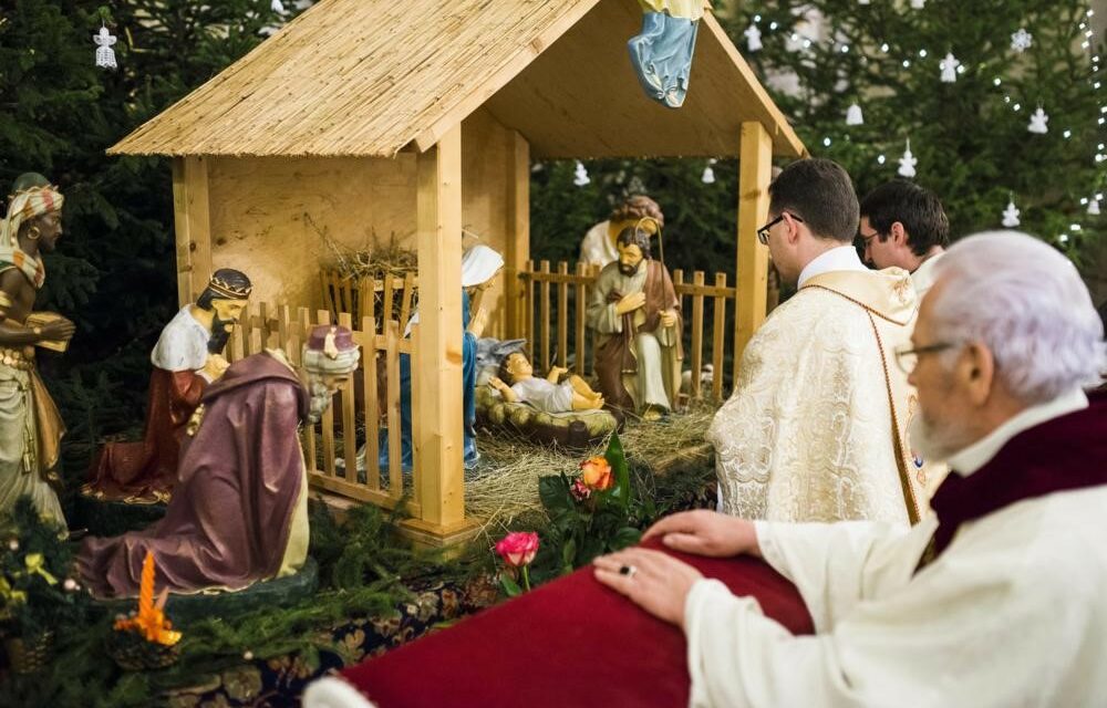 Die kirchlichen Gymnasien von Miskolc begrüßen Weihnachten mit einem Überraschungslied