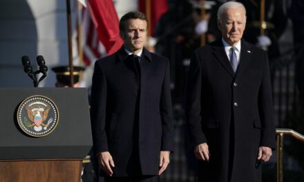 Macron Washingtonban „küldte el” az amerikaiakat