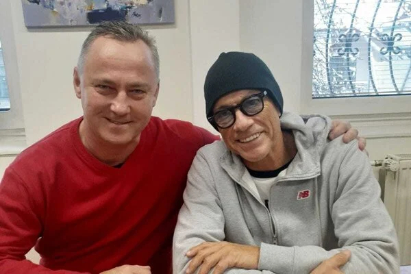 Anche Jean-Claude Van Damme è salito sul treno ucraino - video