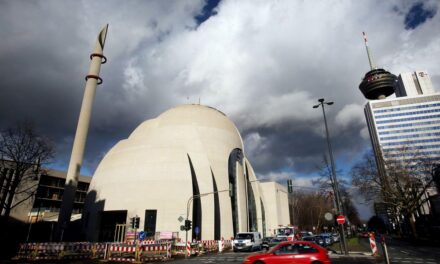 Irén Rab: W Europie zamyka się i burzy kościoły katolickie, buduje się meczety
