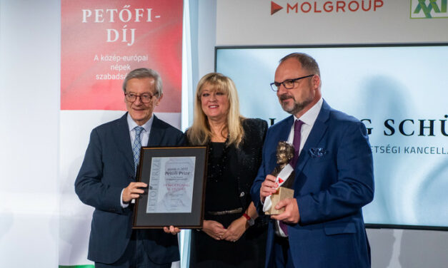 Wolfgang Schüssel erhielt in diesem Jahr den Petőfi-Preis