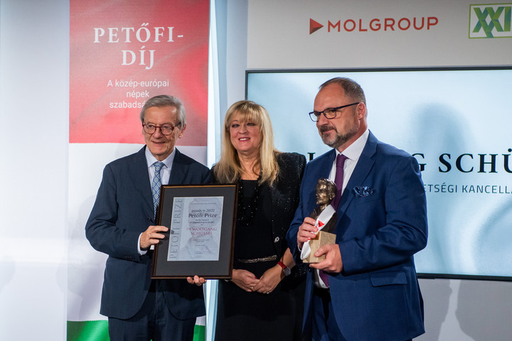 Wolfgang Schüssel ha ricevuto quest&#39;anno il Premio Petőfi