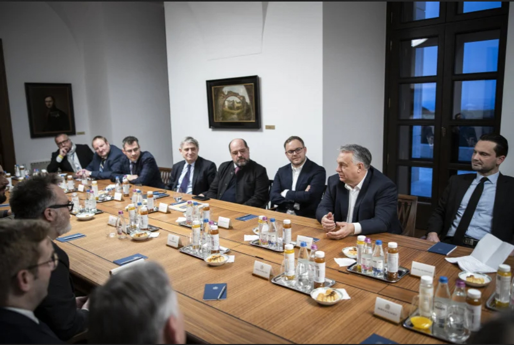 Orbán Viktor a Karmelitában újságírókkal