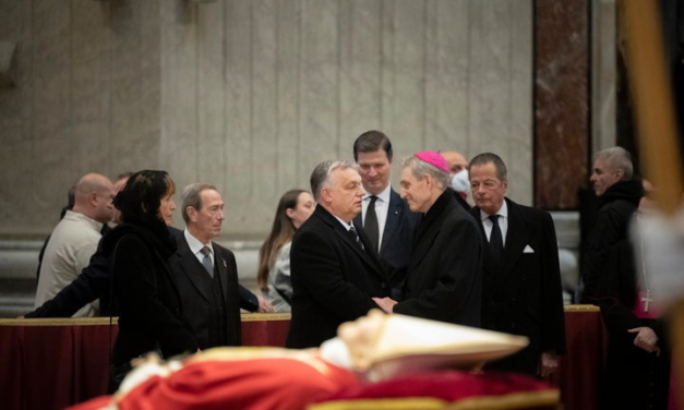 Viktor Orbán è stato graziato nel XVI. Al funerale di Benedict 