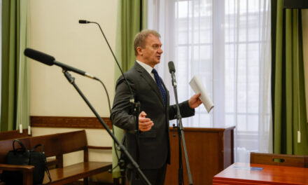 Bűnösnek mondta ki a bíróság a DK-s Varju Lászlót garázdaságban és a választás rendje elleni bűntettben